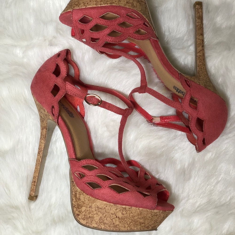 Coral, scalloped, platformed heels, size 7.5